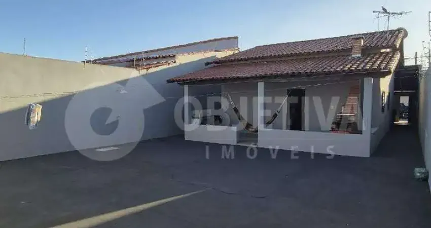 Casa à venda, 3 quartos, 1 suíte, 4 vagas, santa monica - uberlandia/mg