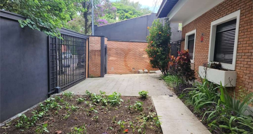 Casa térrea com 3 quartos à venda ou para locação em Alto De Pinheiros - SP