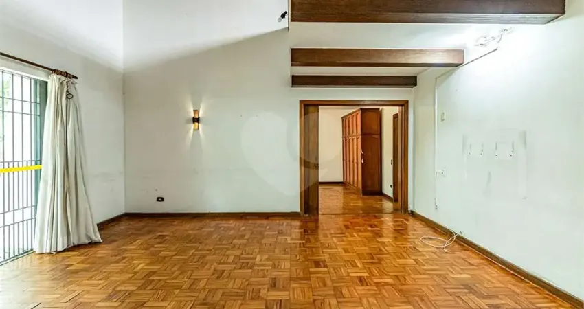 Casa com 5 quartos para alugar na Avenida Antônio Batuira, --, Alto de Pinheiros, São Paulo