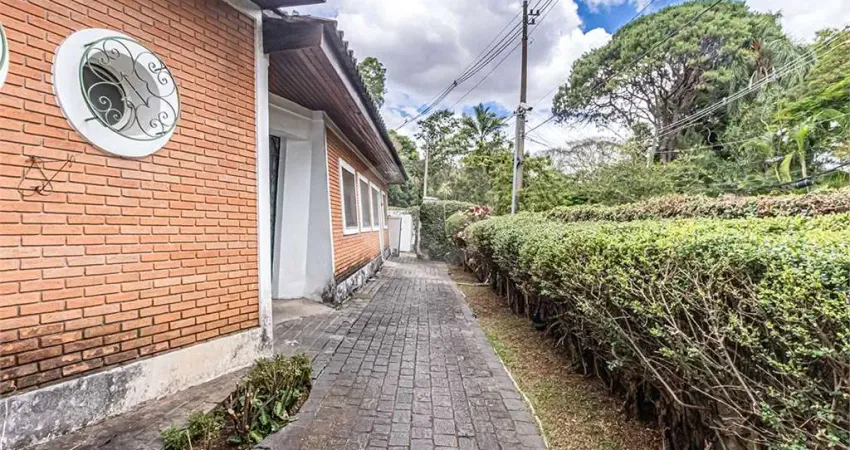 Casa com 5 quartos para alugar na Avenida Antônio Batuira, --, Alto de Pinheiros, São Paulo
