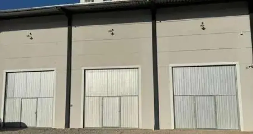 Galpão com 370m2 com amplo pátio para locação em Brusque - SC