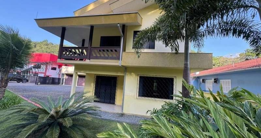 Casa com 2 suítes mais 2 dormitórios com amplo terreno para venda