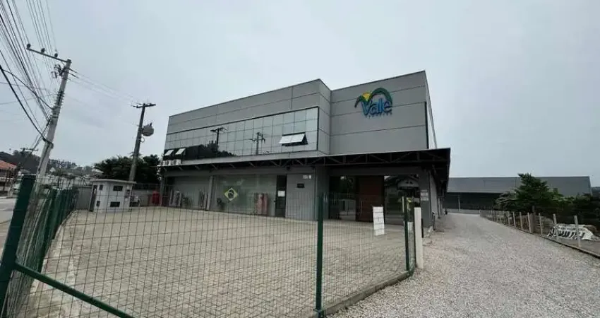 Galpão com 2.240m2, sendo composto por 2 pisos para locação em Brusque