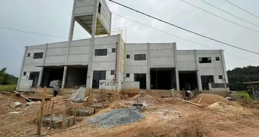 Galpões novos com docas, mezanino e escritório para locação em Brusque