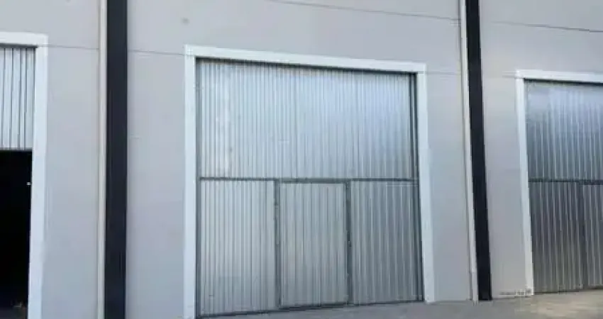 Galpão comercial com 180m2 com amplo pátio para locação em Brusque SC