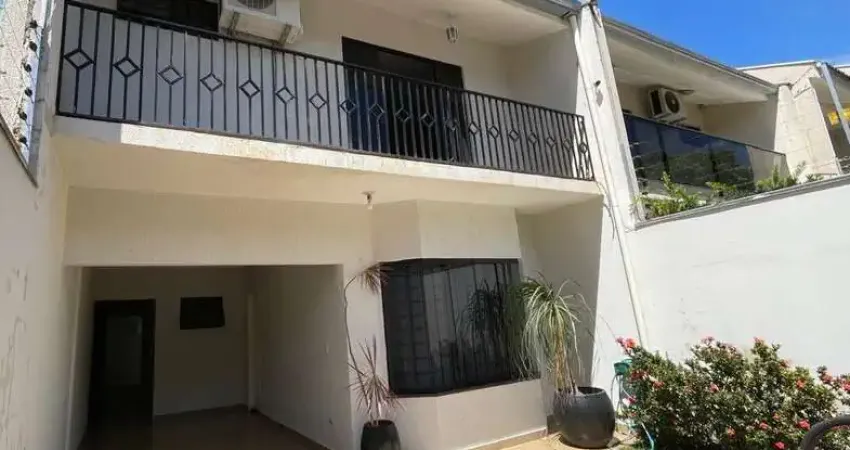 Sobrado com piscina À venda no Jardim Imperial em Maringá