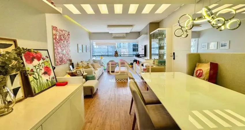 Apartamento de 03 quartos, sendo duas suítes, vaga de garagem, há duas quadras da Beira Mar Norte.