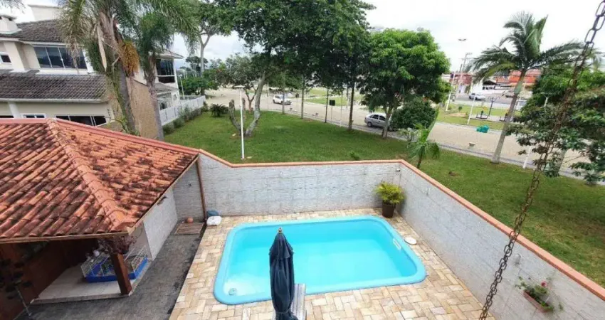 Casa a venda no Carianos com 4 quartos e edícula com churrasqueira.
