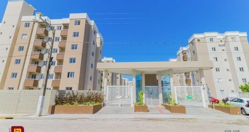 Apartamento à venda c/ 2D, sacada com churrasqueira em Biguaçu, SC.