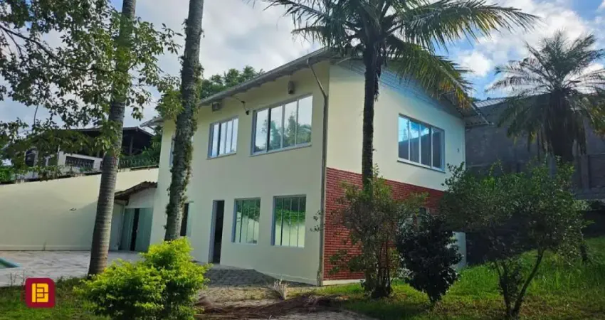 Casa com 3 quartos à venda na Vereadora Albertina Krumel Maciel, 8, Ponta de Baixo, São José