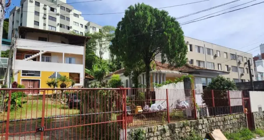 Terreno na Agronômica com viabilidade de construção