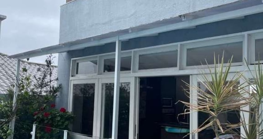 Casa com 04 dormitórios sendo 01 suíte em Coqueiros em Florianópolis