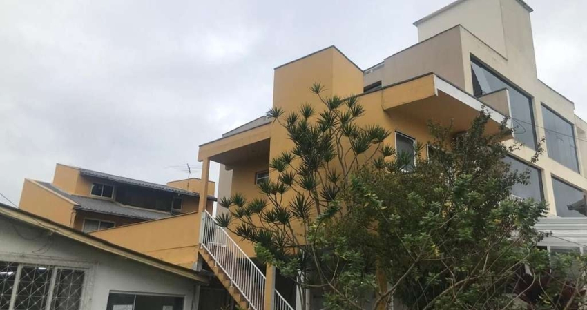 Vende-se uma edificação no centrinho da Lagoa Da Conceição,  com 8 quartos