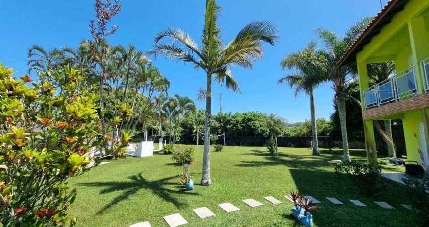Pousada na Barra da Lagoa com amplo terreno próximo ao mar.