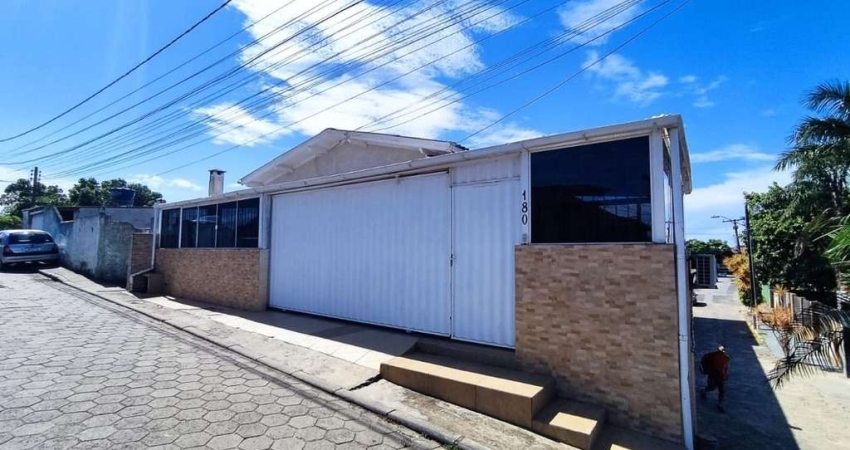 BROGNOLI VENDE - Imóvel Residencial/Comercial com 3 apartamentos e um Mercado  - Ingleses