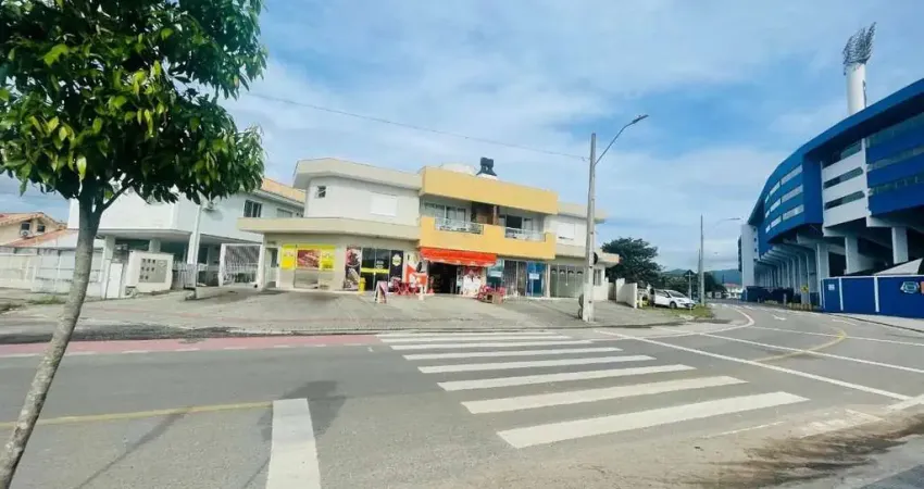 Oportunidade! Prédio com 2 apartamentos e 5 lojas comerciais, em Carianos, Florianópolis