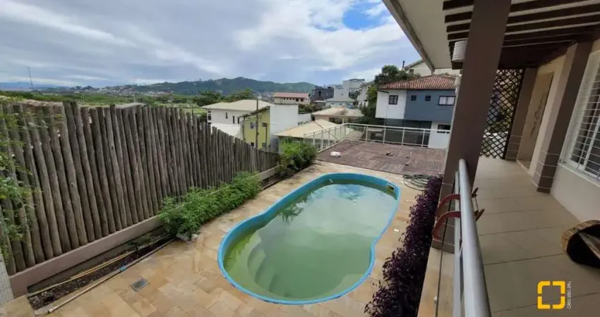 Casa com 3 quartos, com Piscina e escritura pública em Florianópolis.