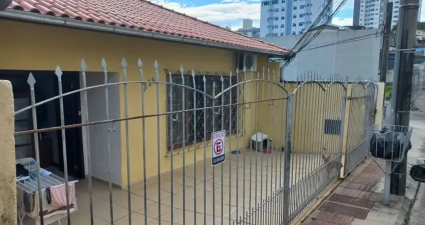 Casa à venda em Barreiros com 4 quartos (2 suítes).