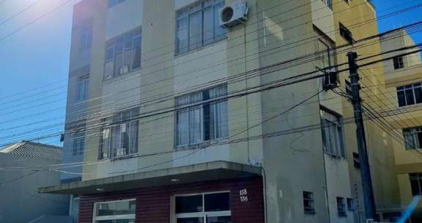Apto no Balneário com dois quartos e garagem.