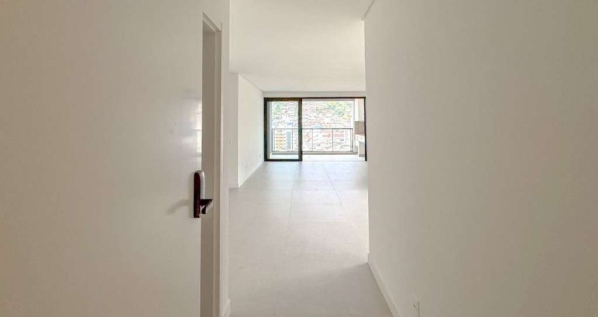 Apartamento novo  - 3 dormitórios, sendo 1 suíte - 2 vagas  - sacada com churrasqueira - Centro - Fl
