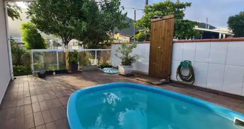 Oportunidade! Casa com 03 dormitórios, piscina e área gourmet.