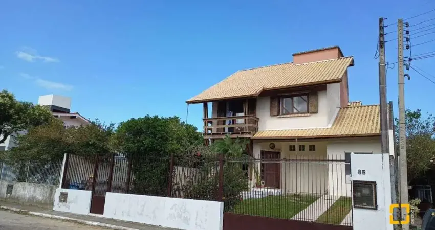 Casa à Venda 3 quartos com edícula e loft na Praia da Armação do Pântano do Sul - Florianópolis/SC