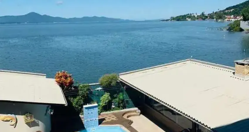 Casa 3 andares frente para o mar, a venda no centro histórico de São José-SC