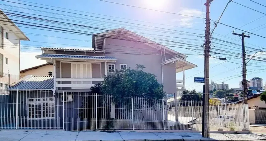 Casa em Capoeiras 04 quatro sendo duas suites com área de 320 m2.