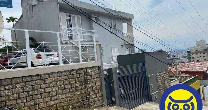 Casa com 4 quartos (1 suíte), para venda com piscina e vista para beira mar.