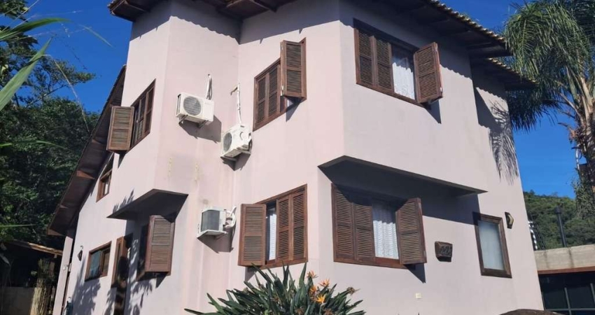 Brognoli Vende - Casa em condomínio fechado  250 metros da praia