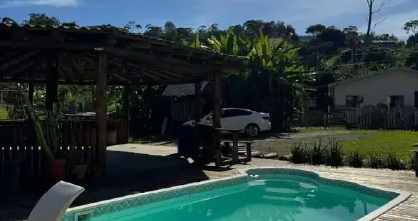 Sitio com 4.500 m2 com casa de 3 dormitórios, Potecas, São José, SC.