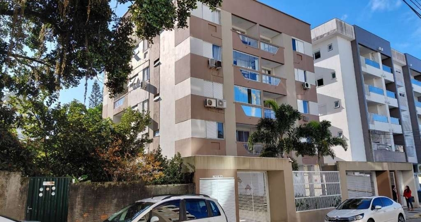 Apartamento de 2 quartos com vaga de garagem na Trindade.