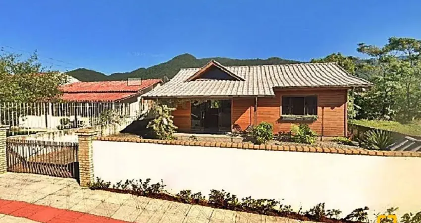 Casa em madeira próxima ao mar  na  Praia de Fora Palhoça