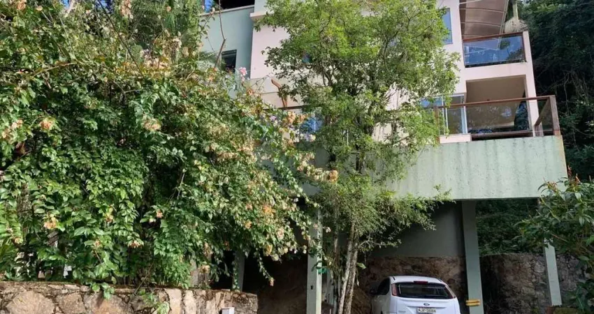 Casa espaçosa , com iluminacão natural perfeita e uma vista de cinema.