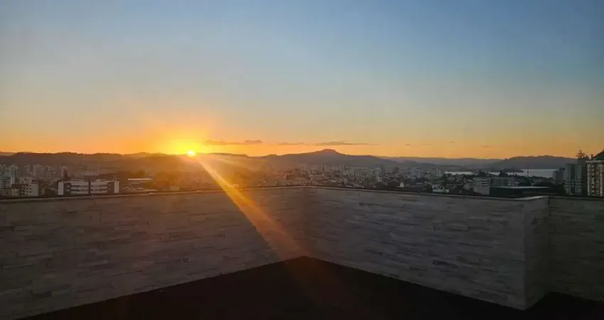 Cobertura plana com 3 suites, a venda no Bairro Capoeiras em Florianópolis/SC.