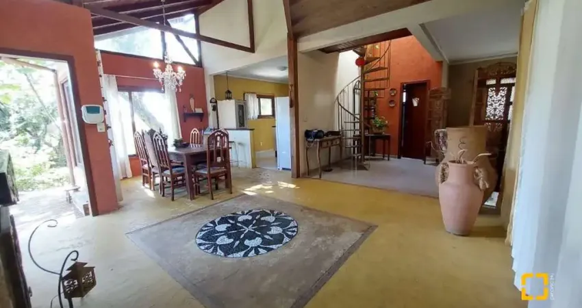 Casa 2 suítes e 2 vagas de garagem coberta em meio à natureza do rio tavares