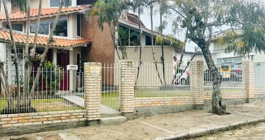 Casa à venda na lagoa da conceição - 730m² de terreno e 160m² de área construída