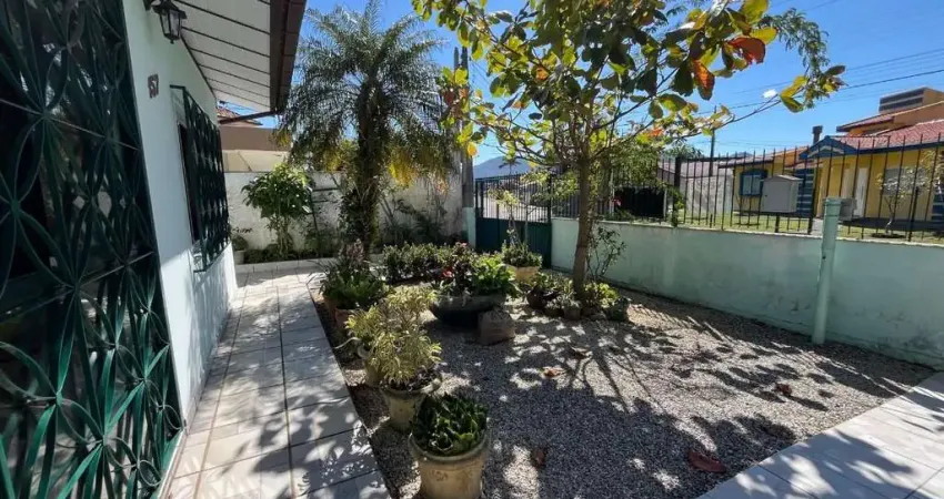 Casa a venda com 3 dormitórios semi mobiliada - bairro carianos florianópolis sc