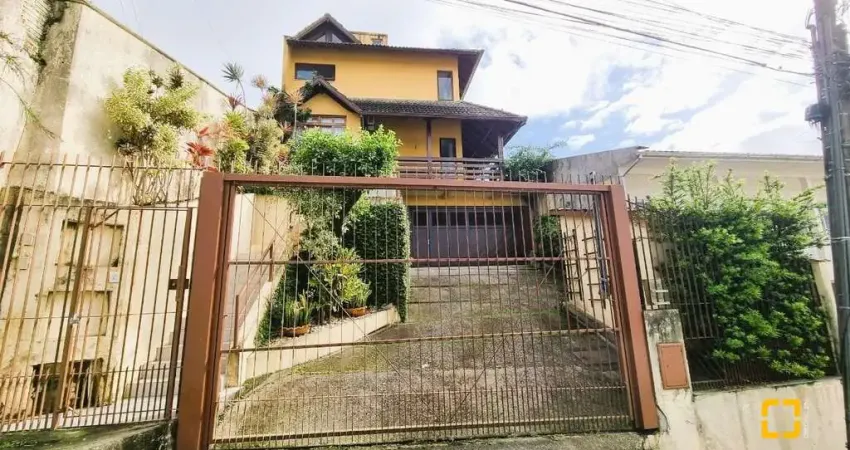 Casa dois pavimentos com 03quartos, ampla sacada e garagem roçado em são josé