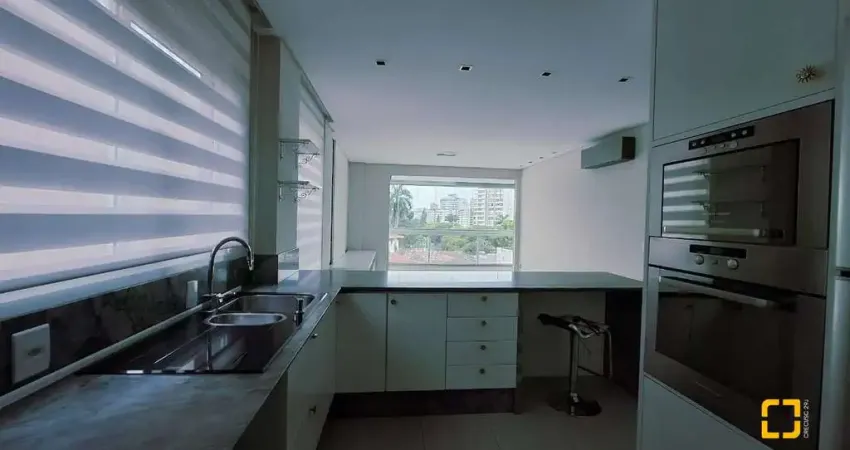 Apartamento com 2 dorm., sendo 1 suíte, 2 vagas de garagens no centro de florianópolis