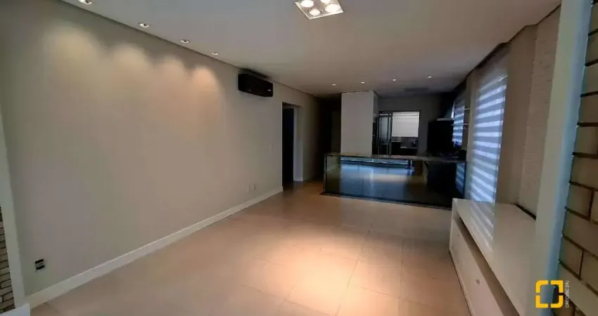 Apartamento com 2 dorm., sendo 1 suíte, 2 vagas de garagens no centro de florianópolis