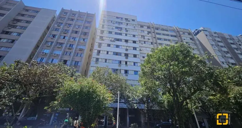 Apartamento de 3 quartos à venda no centro com dependência e reformado