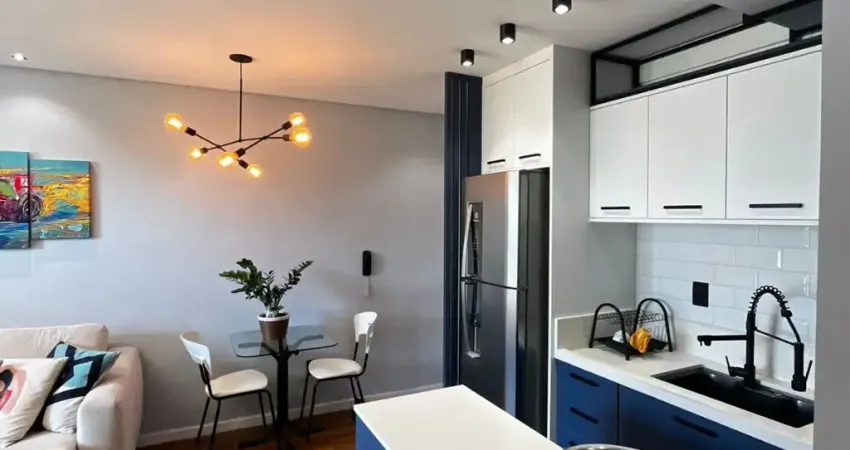 Apartamento semi-mobiliado 02 dormitórios sendo 1 suíte