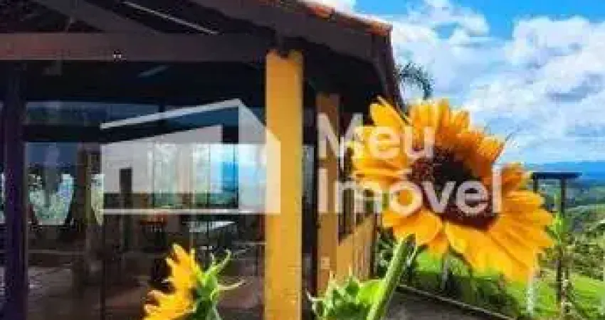 Sitio com 4.5 alqueires , casa Sede  300m2 com 3 dormitorios sendo 1 suite - casa de caseiro - MINA de agua