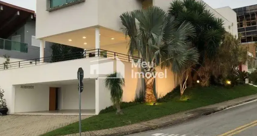 Alto Padrão | 550m² de área construída | 6 Dormitórios (5 Suítes) | Vista Permanente da Serra | Projeto Impecável