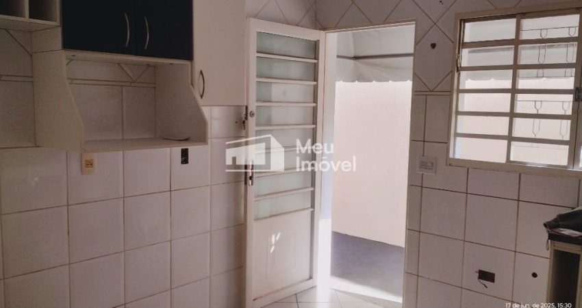 Aluga -se Casa grande  com 3 Dorms com suite- Jd das Industrias