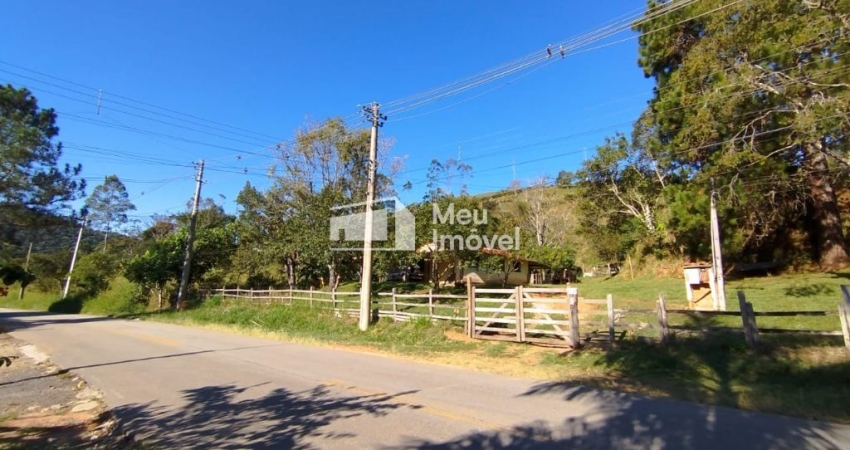 Sitio com 3 hectares -mina de agua- lago - toda cercada- com Casa