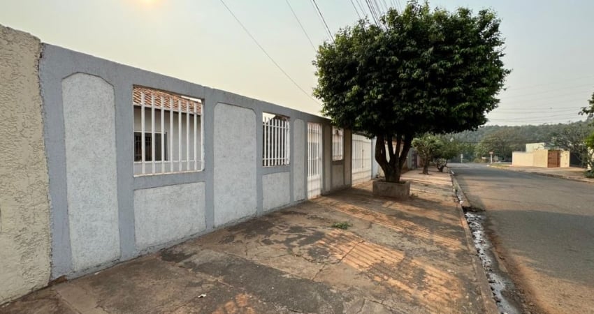 Casa térrea com quintal amplo