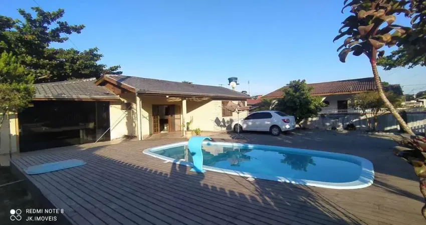 ÓTIMA CASA DE ESQUINA, COM PISCINA E AMPLO QUINTAL, A VENDA EM ITAPOÁ-SC