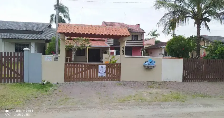Ótima casa com piscina, para locação por temporada, em itapoá-sc